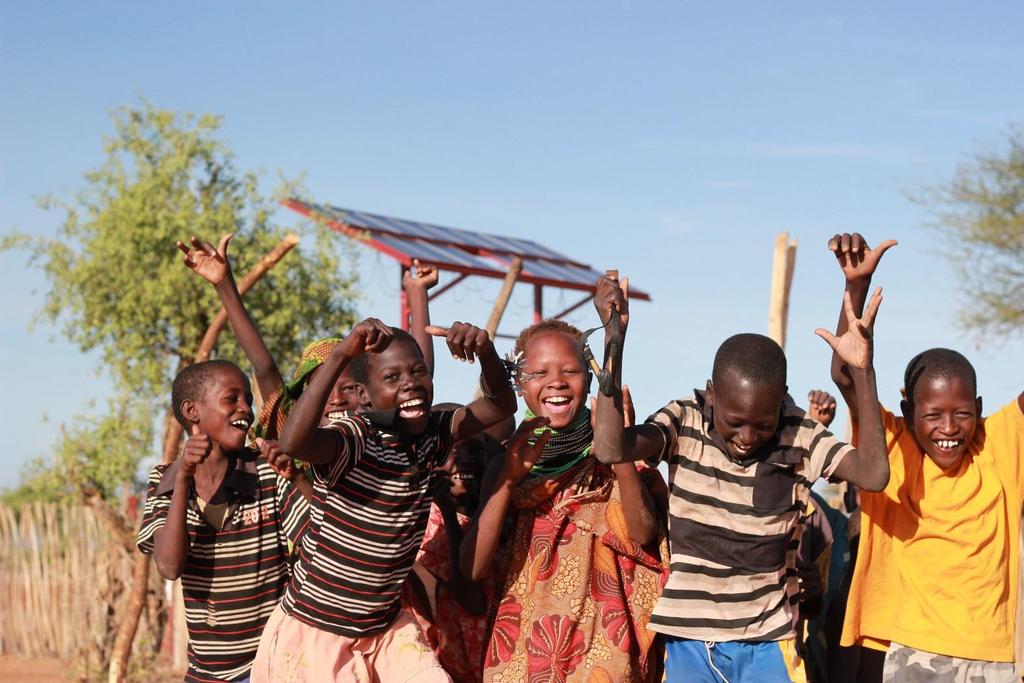 Dzieci świętują powstanie pompy wodnej zasilanej energią słoneczną, Kenia. Foto.