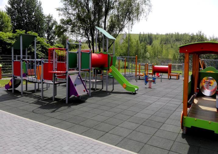 Żłobki funkcjonowały w budynkach przystosowanych do tego celu. W placówkach zostały zapewnione zarówno higieniczne jak i bezpieczne warunki pobytu dzieci.