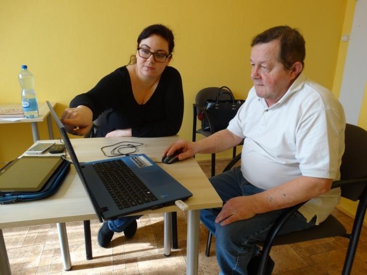 9. Stworzenie kafejek internetowych w 14 DPS prowadzonych przez m.st. Warszawę oraz zapewnienie indywidualnych konsultacji z zakresu obsługi komputera i Internetu dla ich mieszkańców.