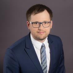 Bartosz Kozłowski Radca prawny. Prowadzi szkolenia z zakresu pzp. Współautor bloga http://blog.epublicznydoradca.pl, poświęconego tematyce pzp oraz tematyce wydatkowania środków unijnych.