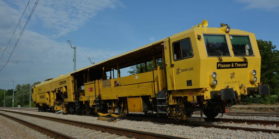 Grupa ZUE w liczbach Przychody Grupy ZUE : 107,8 mln PLN Wynik brutto na sprzedaży : - 5,8 mln PLN EBITDA : - 10,7 mln PLN Wynik netto : -15 mln PLN Środki pieniężne w Grupie ZUE : 25,7 mln PLN (+
