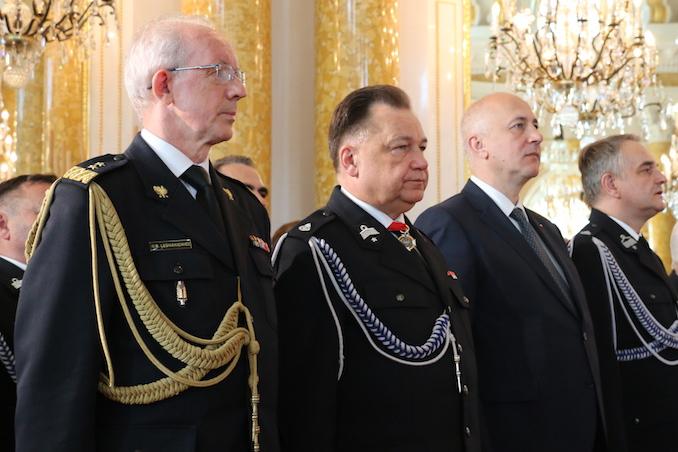 od lewej: gen. brygadier w stanie spoczynku Wiesław Leśniakiewicz, Adam Struzik, Joachim Brudziński, Waldemar Pawlak Jako pierwszy, głos zabrał Przewodniczący ZOSP RP, Waldemar Pawlak.