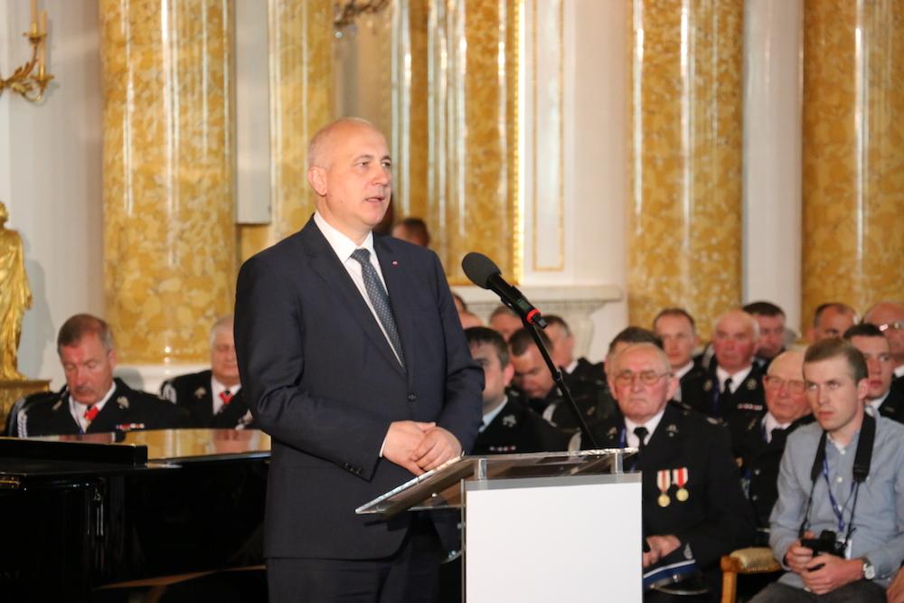 Joachim Brudziński Minister Spraw Wewnętrznych i Administracji Joachim Brudziński pytany o to, dlaczego są dwie strażackie uroczystości stwierdził, że dla niego strażacy to jedność i z satysfakcją