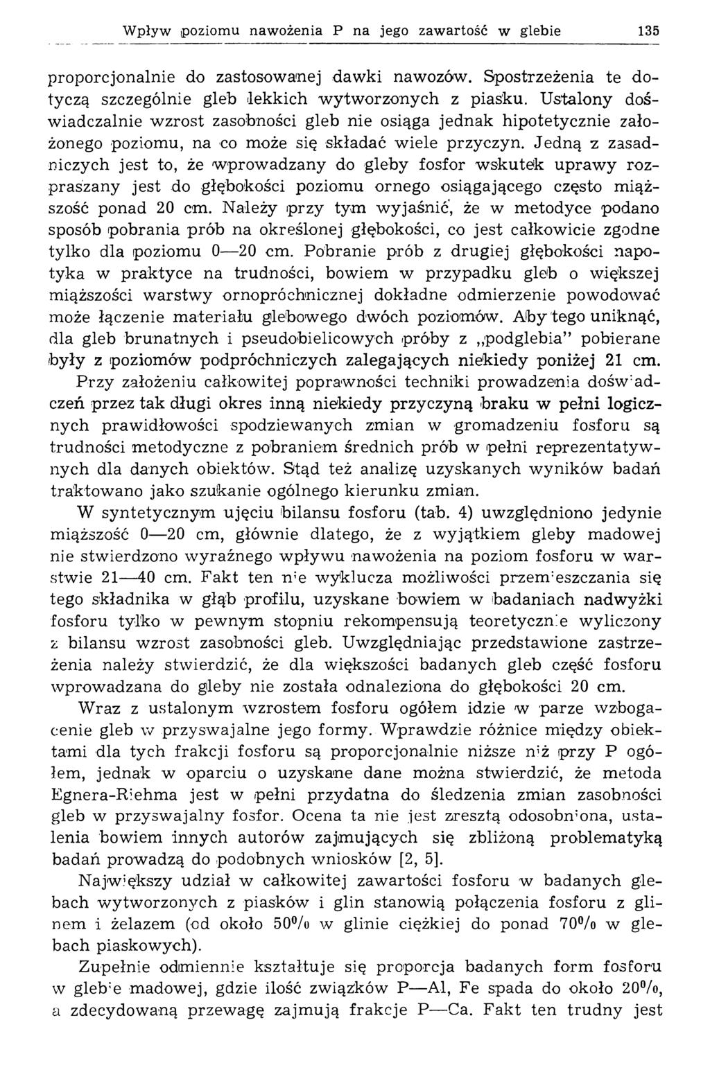 W pływ poziomu naw ożenia P na jego zaw artość w glebie 135 proporcjonalnie do zastosowanej dawki nawozów. Spostrzeżenia te dotyczą szczególnie gleb lekkich wytworzonych z piasku.
