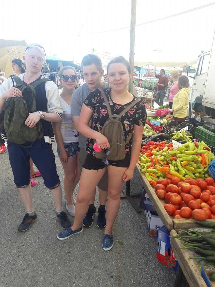 na targu)