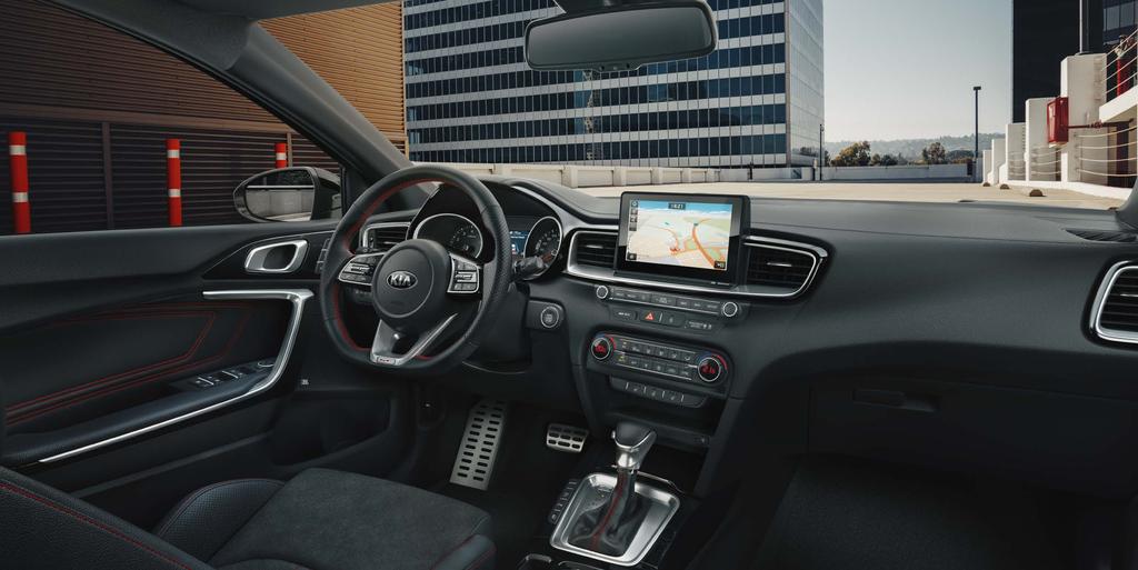 WNĘTRZE WERSJI GT Wyostrza zmysły 25 W modelu Kia Ceed GT czerwień to wyznacznik sportowego charakteru.