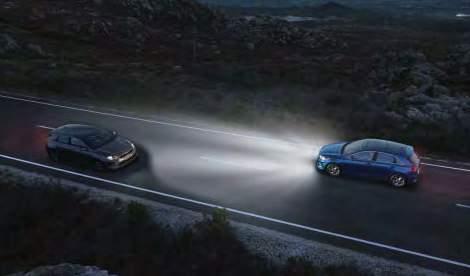 Funkcja automatycznego przełączania pomiędzy światłami drogowymi i mijania Kia High Beam Assist (HBA) System monitorowania ruchu pojazdów podczas cofania Kia Rear Cross Traffic Collision Warning