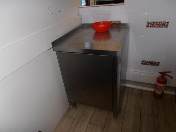 23. Regał metalowy na kółkach ( fotografia pkt 18 ).