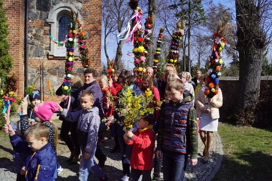 Wręczenie nagród odbyło się po mszy św. w kościele parafialnym w Rogowie w Niedzielę Palmową. INWESTYCJE 1.