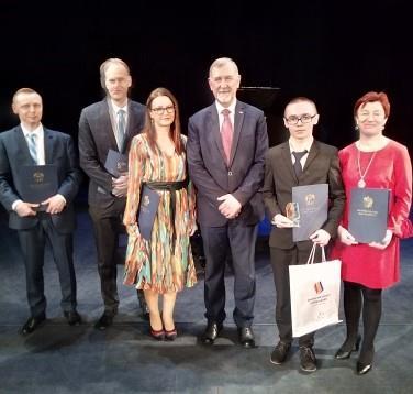 Następnie kurator oświaty w Bydgoszczy Pan Marek Gralik pogratulował zwycięzcom i wręczył statuetki i zaświadczenia o uzyskanym wyniku z konkursu laureatom oraz