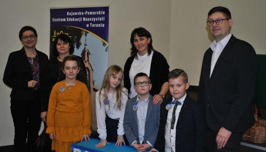 SZKOŁA PODSTAWOWA W ROGOWIE Niezwykłą historię patrona Szkoły Podstawowej w Rogowie Henryka Napiórkowskiego mogli poznać widzowie z całej Polski.