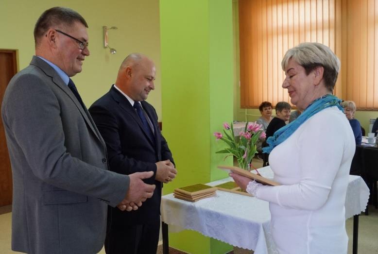 Sołtysom, którzy zakończyli wieloletnią służbę pełnienia tej zaszczytnej funkcji wręczono symboliczne podziękowania za zaangażowanie na rzecz rozwoju i poprawy jakości życia całej społeczności Gminy