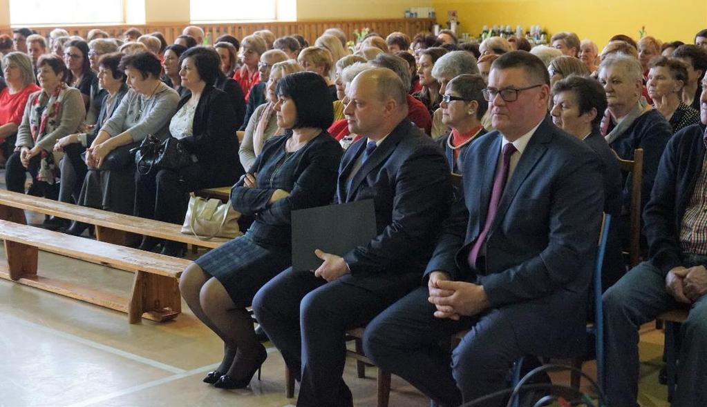najserdeczniejsze życzenia i wręczyli kwiaty.