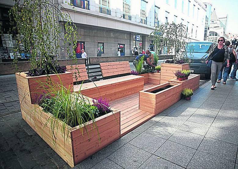 Parklet rozszerzenie chodnika na obszar jezdni, a dokład ie iejs parkingowych, celu stworzenia przestrzeni wypoczynkowej.