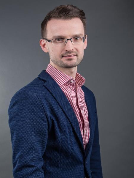 Czytanie może w tym pomagać, jeśli: (1) staje się okazją do wprowadzania tematów, wątków, słów, zdań, które bez książki by się nie pojawiły; (2) wspiera dialog rozmowę, na przykład o rzeczach,