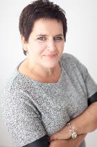 Magdalena Lipiak 16 Psyc h o l o g, t e ra p e u ta Jako rodzic czytałam swoim córkom. Wiedziałam, jak budujący był to czas dla nich i dla mnie: wspólne bycie ze sobą, przeżywanie losów bohaterów.