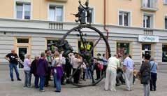 Seniorzy z Klubu Seniora Uśmiechaj się spotykają się na zajęciach plastycznych w środy, na kawie w piątki, we wtorki i czwartki uprawiają gimnastykę, a w dowolne dni tygodnia spacerują po Poznaniu i