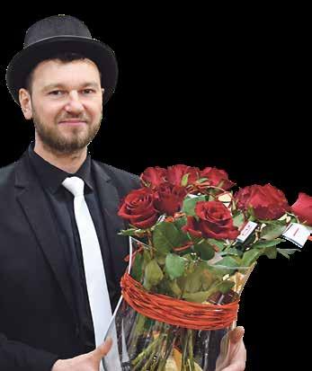 wręczył Paniom różę (z przypisanym do niej numerem) oraz symboliczną lampkę