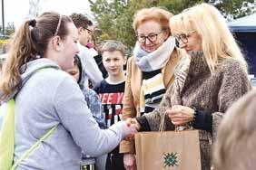 60 minut młodzież zbierała porozrzucane śmieci na trasie biegu segregując je na plastik i śmieci