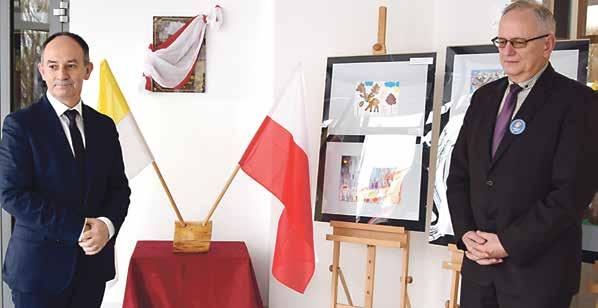Od teraz uczniowie mogą korzystać z rozbudowanej szkoły. 1300 m 2 o tyle zwiększyła się powierzchnia szkoły po rozbudowie Otwarcie nowego budynku szkoły było bardzo uroczyste.