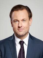 Ryszarda Łazarskiego w Warszawie oraz studiów doktoranckich z zakresu zarządzania i finansów w Szkole Głównej Handlowej w Warszawie.