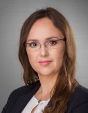 Zna trzy języki obce: angielski, francuski i hiszpański. Autorka licznych publikacji branżowych m.in z zakresu wspomagania procesów biznesowych dedykowanymi systemami IT.
