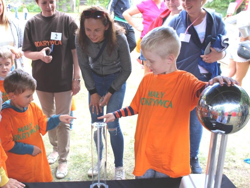 Kolejne to małe co nieco, czyli poczęstunek dla rodziny, kącik fotografii rodzinnej oraz losy dla dzieci i złote