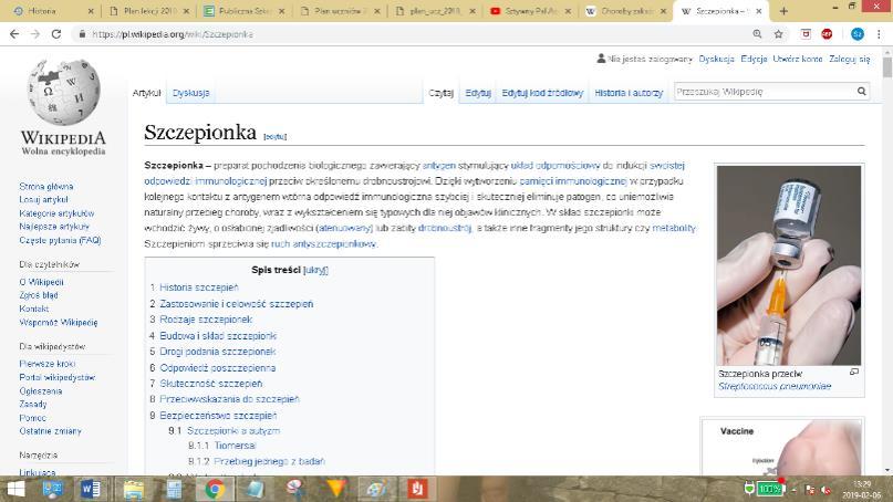 następującym