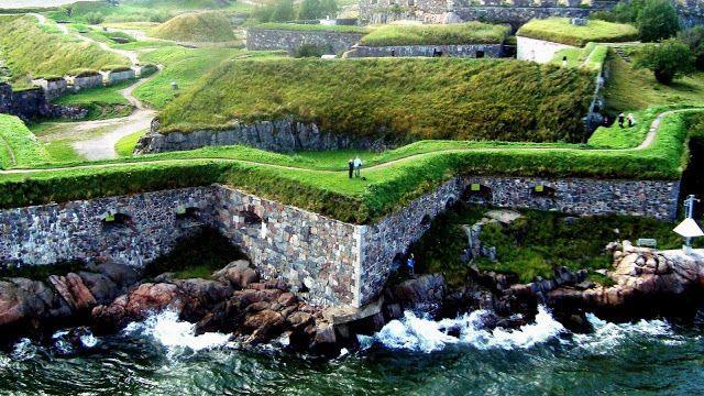 Suomenlinna Fińska Twierdza Z Kauppatori, głównego placu handlowego w Helsinkach, kursuje prom, który zabiera turystów do twierdzy Suomenlinna, położonej na sześciu wyspach.