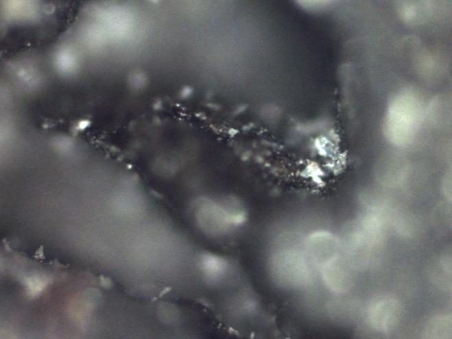 Fig. 5 Dyfraktogram rentgenowski węgla kamienngo dodanego do wspólczesnej masy ceramicznej, która wypalano w redukcyjnych warunkach laboratoryjnych.