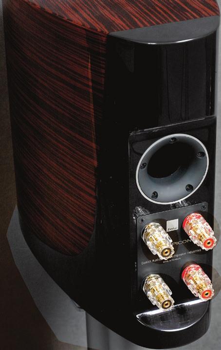 SMC Soft Magnetic Compound charakteryzuje się bardzo wysokim przewodzeniem magnetycznym i bardzo niskim przewodzeniem elektrycznym, co prowadzi do ustalenia rekordowo niskich zniekształceń