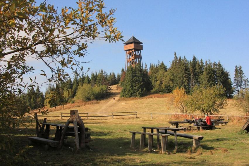 Altany widokowe - cztery zadaszone altany widokowe nawiązujące wyglądem do dawnych szałasów i kolib pasterskich wyposażone w wizualizacje