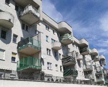 Państwa budynku. W najbliższych tygodniach zostanie ogłoszona procedura przetargowa na kompleksowy remont balkonów i balustrad przyległych do lokali mieszkalnych znajdujących się w budynku.