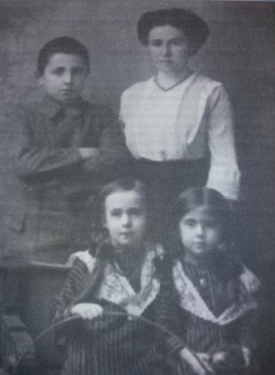 Stanisław Dubois z mamą i siostrami Stanisław Dubois z ojcem Mieczysławem i siostrami.