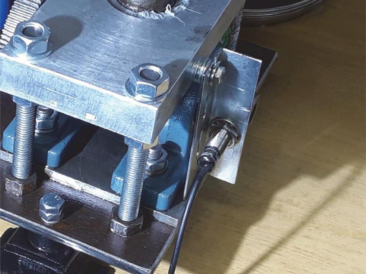 Przetworniki tensometryczne rejestrujące ciężar zużytego Czujnik indukcyjny położenia wału napędowego (rozrządu) pompy Wyjście analogowe platformy Arduino wartość temperatury a) b) c) Rys. 3.6.