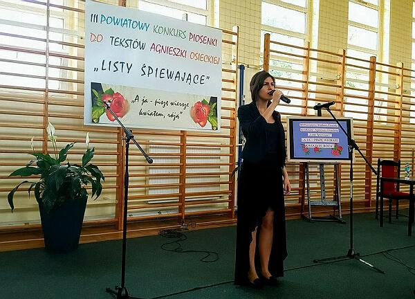 Poseł pogratulował uczestnikom i organizatorom konkursu, w tym nauczycielowi Sławomirowi Przybyszowi i aktorce Teresie Wądzińskiej, która przewodniczyła jury.