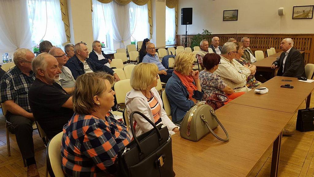 Poseł informuje, wyjaśnia, tłumaczy, mówi o tym, jak on to widzi. A zagadnień do rozmowy było sporo.