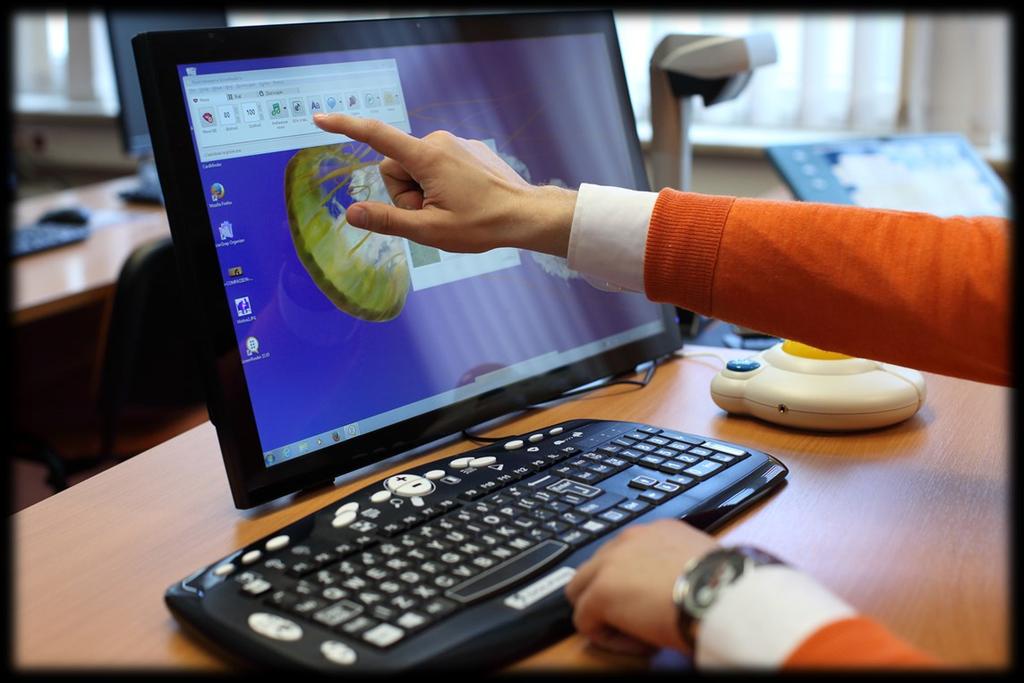 stanowisko komputerowe z dostępem do Internetu dwa