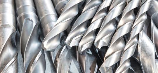 ROZDZIAŁ V ROZDZIAŁ VII Tarcze diamentowe i korundowe 80 Opakowania blistrowe 110 Wiertła 81 Narzędzia 84 Brzeszczoty 87 Taśmy malarskie 89 Elektrody i drut spawalniczy 90 Odzież i