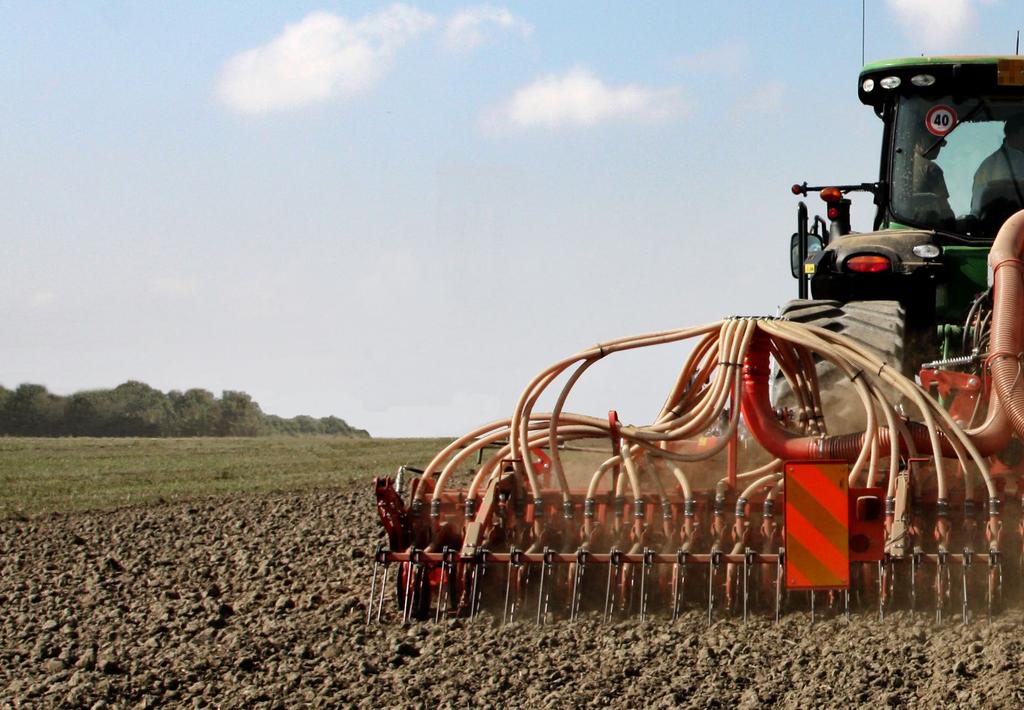 CENTAURO Siewnik z dystrybucją pneumatyczną ze zbiornikiem przednim od 120 do 330 KM CENTAURO TORO HD Wyważone połączenie CENTAURO to połączenie brony wirnikowej z belką wysiewającą i zbiornikiem