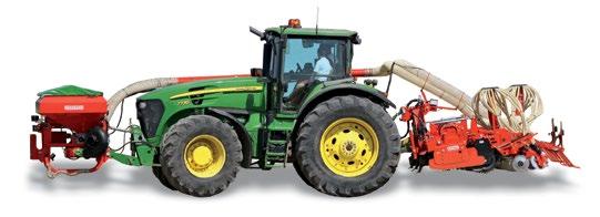 Materiał ten jest dostarczany między mechanizmy robocze a walec tylny, zapewniający odpowiednie mieszanie go z ziemią.