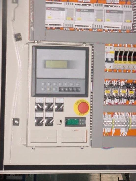 Zdalne sterowanie Zgodność z systemami nadzoru zyskuje coraz większe znaczenie w przemyśle HVAC. Sterownik ułatwia komunikację z systemem BMS (systemem zarządzania budynkiem, ang.