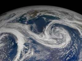 Kierunki zmian klimatycznych (Sadowski IOŚ) Wzrost temperatury w skali globalnej (od początku lat 90-tych gwałtowny) Wzrost koncentracji gazów cieplarnianych w atmosferze (od polowy XVIII od