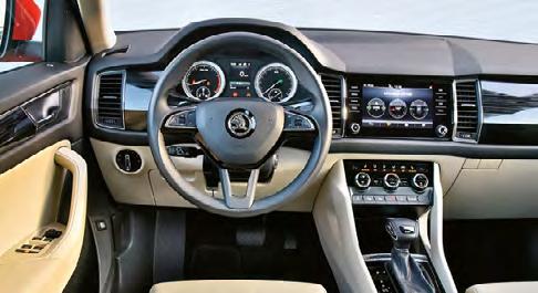 SKODA Minus za trzeszczące uchwyty w drzwiach. Plus za aż pięć zamykanych schowków. Pod podłokietnikiem jest miejsce m.