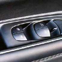 pokrętła. Wyświetlacz head-up dostępny jest tylko w VW (2320 zł).
