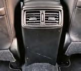 Skoda mieści mniej (560 l), ale za 400 zł też oferuje składany prawy fotel.
