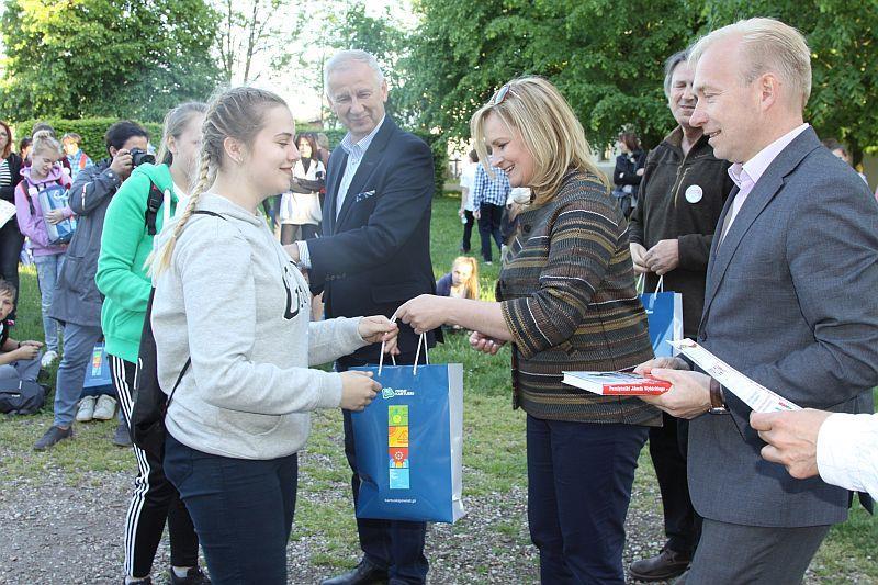 przez Powiat Kościerski oraz Powiat Kartuski.