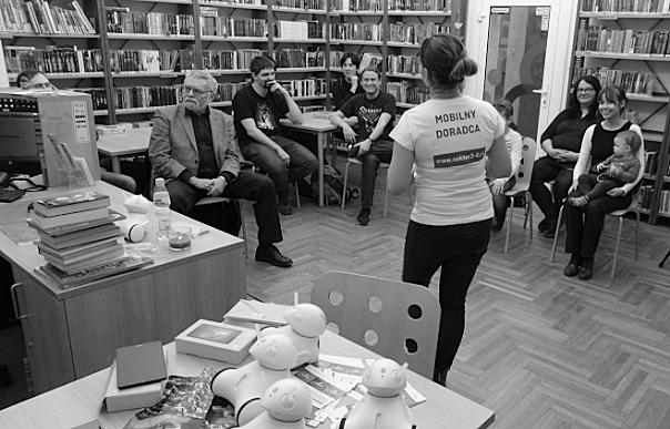 w warsztatach z Photonami udział wzięli uczestnicy piątkowych spotkań z planszówkami oraz czytelnicy, którzy w tym czasie odwiedzili bibliotekę.