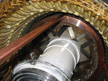 186 Maszyny Elektryczne Zeszyty Problemowe Nr 4/215 (18) wykonano prototypowy model silnika synchronicznego wzbudzanego magnesami trwałymi o rozruchu bezpośrednim (S1 56X-4Apm rys. 2). a) b) Rys 2.