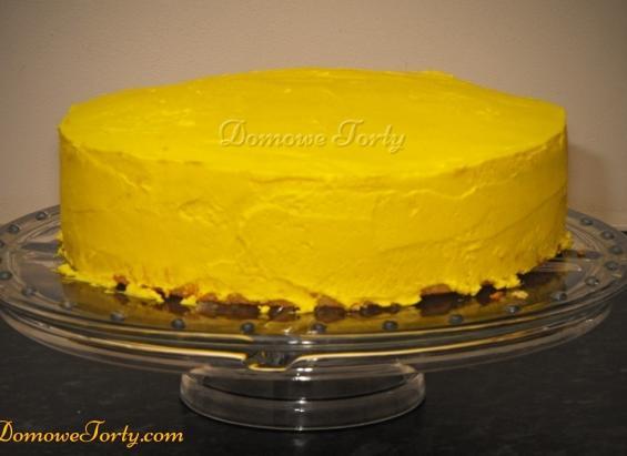 8 Wierzch oraz boki naszego tortu smarujemy żółtym kremem